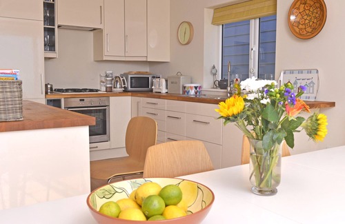 Pevensey Cottage | Beachfront Cottage: Ideal British Family Retreat with Pool