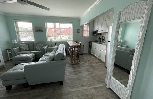 St. Pete Beach Condo | Beachside Condo with Ocean View & Pool - 10/10 Guest Rated
