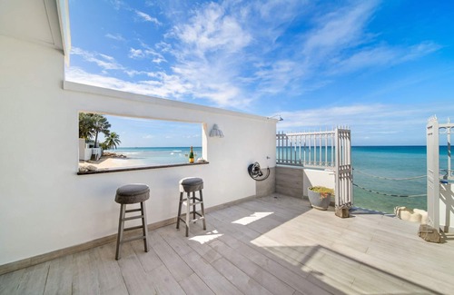 Merlin Bay Villa | Beachfront Villa with Plunge Pool - Rated 10/10 by Guests