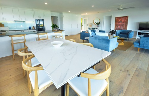 Emu Bay House | Beachfront Retreat with Breakfast & Pet-Friendly Options
