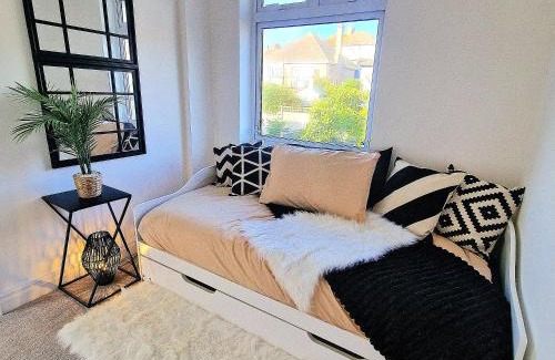 Swalecliffe House | Beachfront Getaway with Ocean View in Herne Bay, Kent