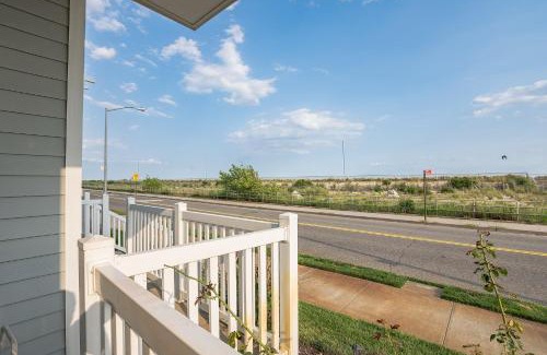 Queens House | Beachfront Queens Getaway Townhouse with Ocean Views