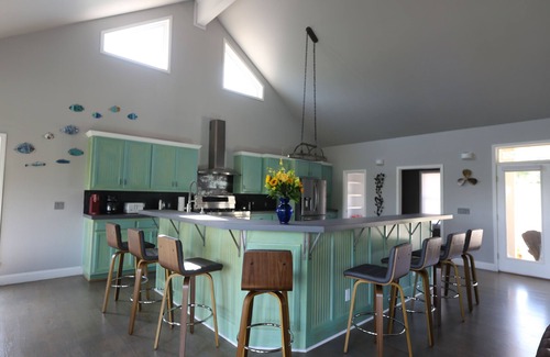 Rogers House | Stunning Beaver Lake View, Hot Tub, Fireplaces, Near Dwtn & Perfect to Entertain