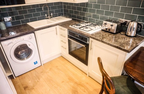 Green Street East Apartment | Modern 2-Bedroom Property in Central London - Family-Friendly