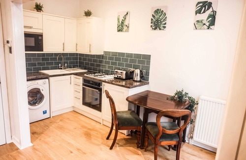Green Street East Apartment | Modern 2-Bedroom Property in Central London - Family-Friendly