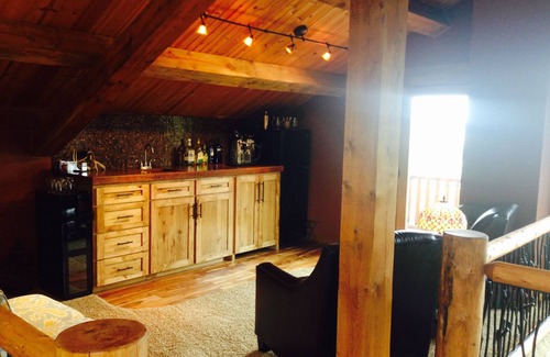 Rapid City Cabin | Elegant Cabin with Hot Tub & Scenic Views of Mt. Rushmore