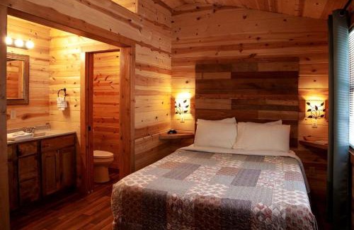 Equality House | Stunning Cabin with Hot-tub and Fireplace in Herod, Illinois
