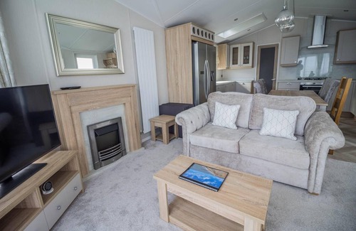 Hopton House | Beautiful Caravan with Sea Views - Pet Friendly & Family-Safe