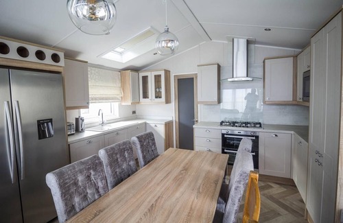 Hopton House | Beautiful Caravan with Sea Views - Pet Friendly & Family-Safe