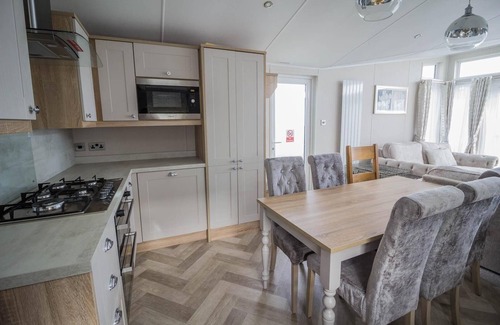 Hopton House | Beautiful Caravan with Sea Views - Pet Friendly & Family-Safe