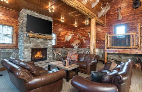 Keene House | Stunning Cedar Log Home with Panoramic Views - Hot Tub - Game Bar & Theatre Rooms