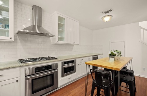 Clarksville House | Stunning Central Urban Oasis in Clarksville-2/2.5 bath-Convenient to Everything!