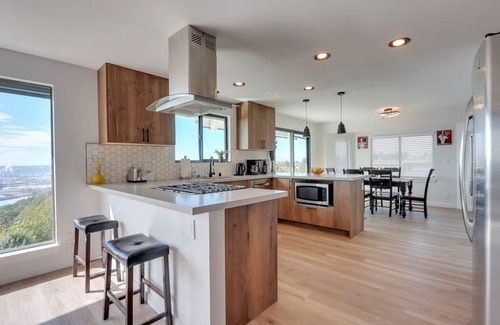 Northeast Tacoma House | Beautiful Home with Ocean View in Central Location