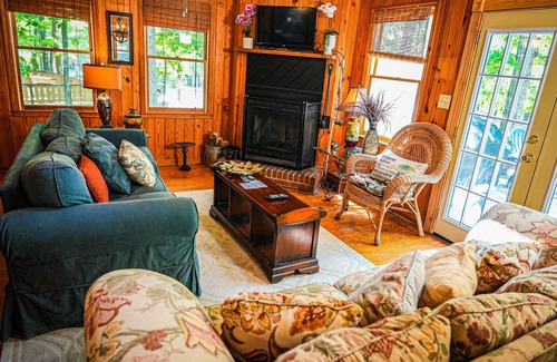 Pine Mountain House | Cozy chalet near amenities with pool & child-friendly options!