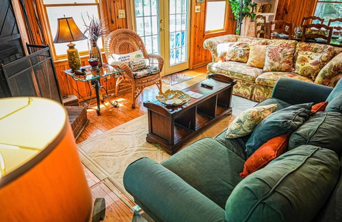Pine Mountain House | Cozy chalet near amenities with pool & child-friendly options!