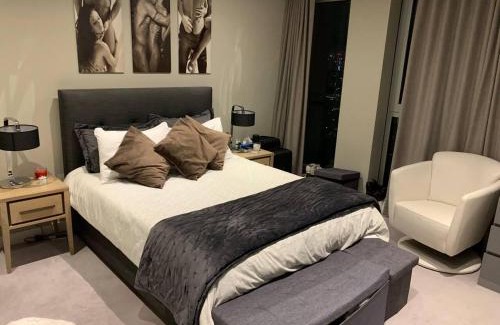 Elephant and Castle Apartment | Pet-Friendly City Penthouse with 360 Skyline Views