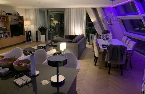 Elephant and Castle Apartment | Pet-Friendly City Penthouse with 360 Skyline Views