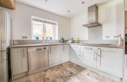 New Forest District House | Experience Comfort at The Tack Room – 4-Star & Family-Friendly