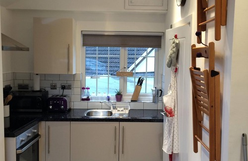 Taff's Well Apartment | Refurbished Countryside Studio with Woodburning Stove