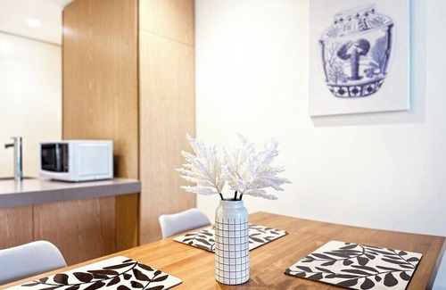 Melbourne Apartment | Discover North Melbourne: Family-Friendly & Breakfast Included
