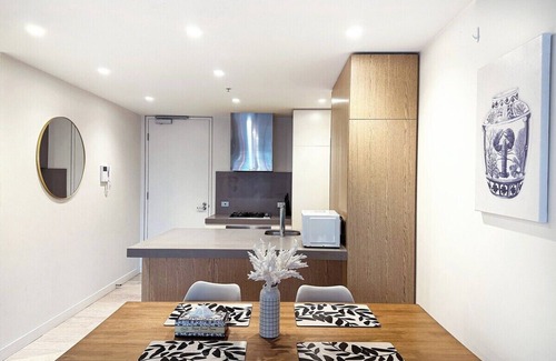 Melbourne Apartment | Discover North Melbourne: Family-Friendly & Breakfast Included