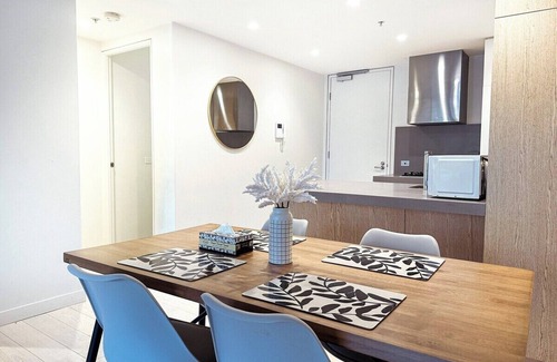 Melbourne Apartment | Discover North Melbourne: Family-Friendly & Breakfast Included