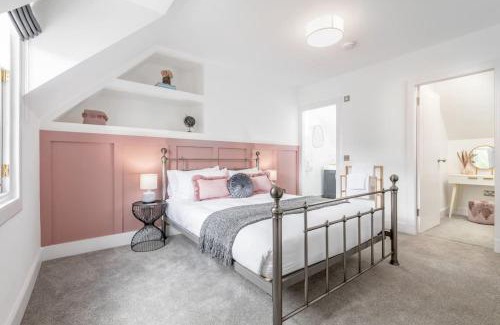 Killin House | Delightful Dalchenna with Hot Tub & Expansive Garden Retreat