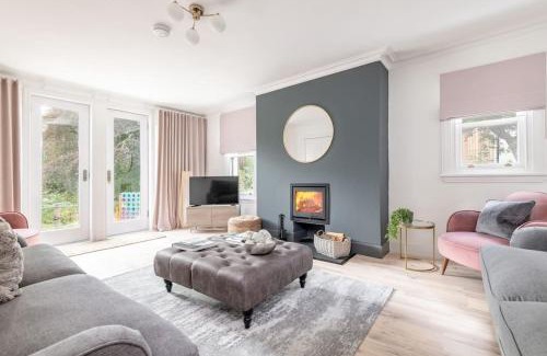 Killin House | Delightful Dalchenna with Hot Tub & Expansive Garden Retreat
