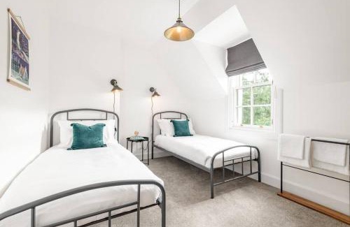 Killin House | Delightful Dalchenna with Hot Tub & Expansive Garden Retreat