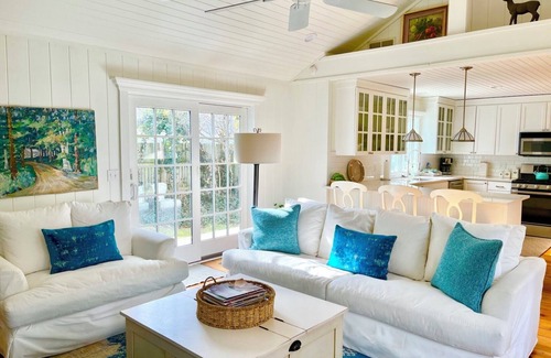 Lakeside Cottage | Designer Cottage Steps from Beach - Guest Rated 10/10