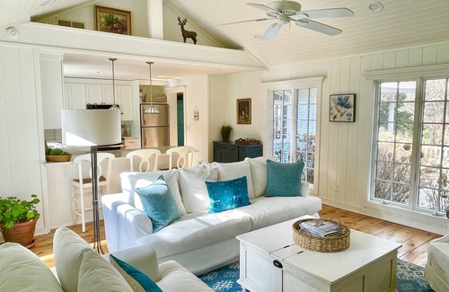 Lakeside Cottage | Designer Cottage Steps from Beach - Guest Rated 10/10