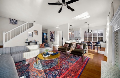 Beckett Meadows House | Elegant Designer Home with Jacuzzi in Safe Neighborhood