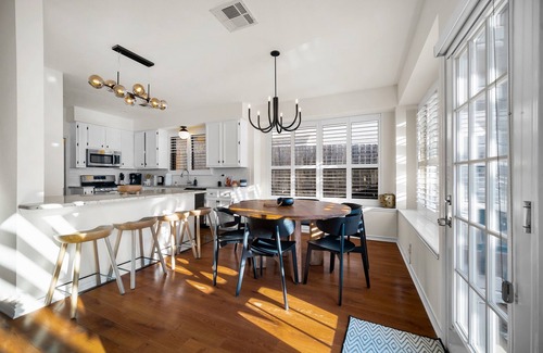 Beckett Meadows House | Elegant Designer Home with Jacuzzi in Safe Neighborhood