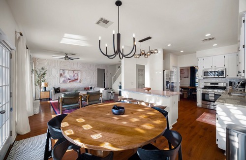 Beckett Meadows House | Elegant Designer Home with Jacuzzi in Safe Neighborhood