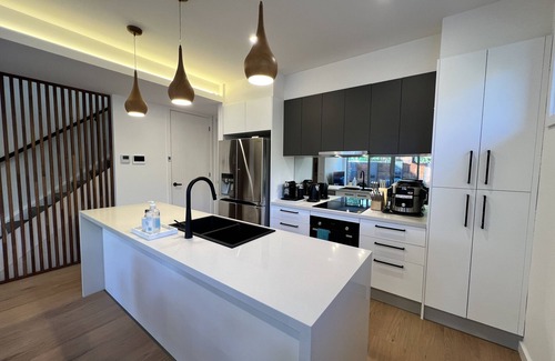 Dickson House | Elegant Dickson Luxe 3BR Townhouse with Wifi & Breakfast