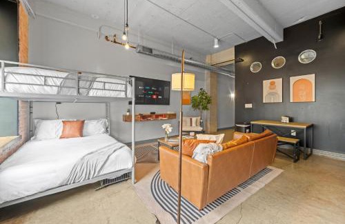 Downtown Dallas Apartment | Stunning Downtown Apartment with Pool, Laundry, Parking