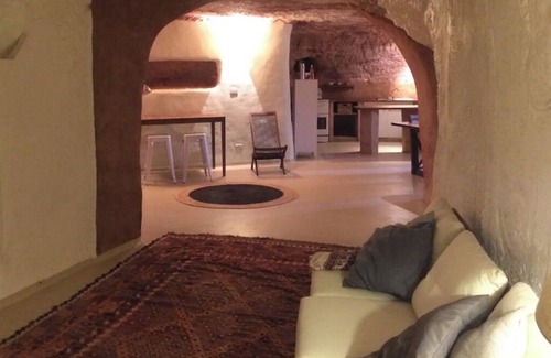 Coober Pedy House | Unique Dugout/Cave with Ocean View & Breakfast Included
