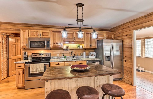 Walnut Mountain Cabin | Inviting Ellijay Cabin with Pool and Spa Amenities