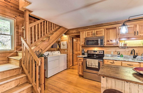 Walnut Mountain Cabin | Inviting Ellijay Cabin with Pool and Spa Amenities