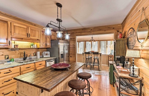 Walnut Mountain Cabin | Inviting Ellijay Cabin with Pool and Spa Amenities