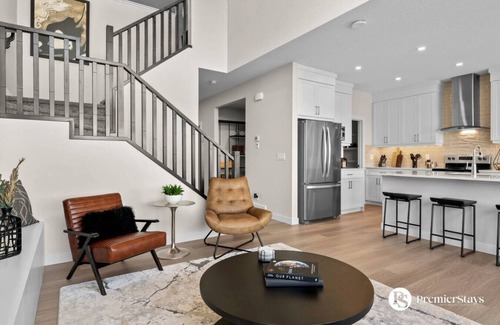 Airdrie House | Stunning Executive Home » Central AC » King Bed