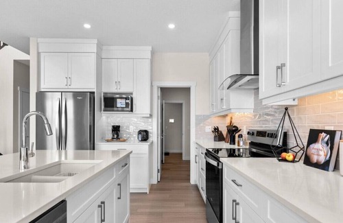 Airdrie House | Stunning Executive Home » Central AC » King Bed