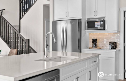 Airdrie House | Stunning Executive Home » Central AC » King Bed