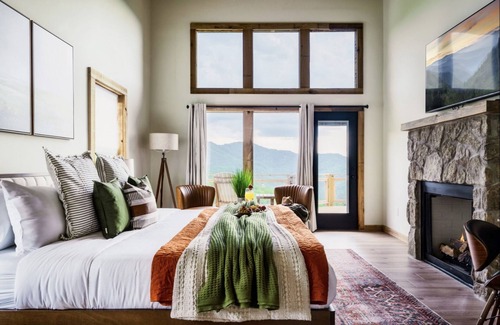 Gatlinburg - Pigeon Forge Cabin | *Stunning Fall Views|Indoor Pool|Luxurious&Modern*
