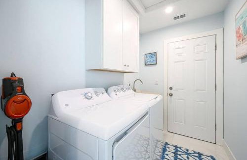Central Naples House | Inviting Family Retreat with Pool, Spa & Ocean View