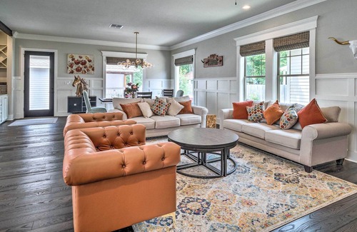 Bastrop House | Stunning Farmhouse in Historic Downtown Bastrop!