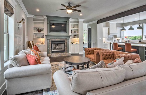 Bastrop House | Stunning Farmhouse in Historic Downtown Bastrop!