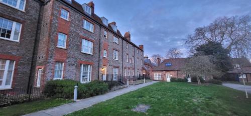 Reading Apartment | Elegant Flat Steps from Town Centre - Rated 10/10!