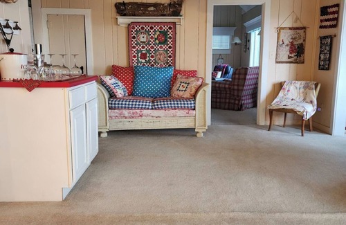 Greenbush House | Beachfront Retreat with Breakfast and Perfect Guest Score