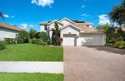 Rural Estates House | Elegant Lakeview Home with Pool, Spa & 9/10 Guest Rating